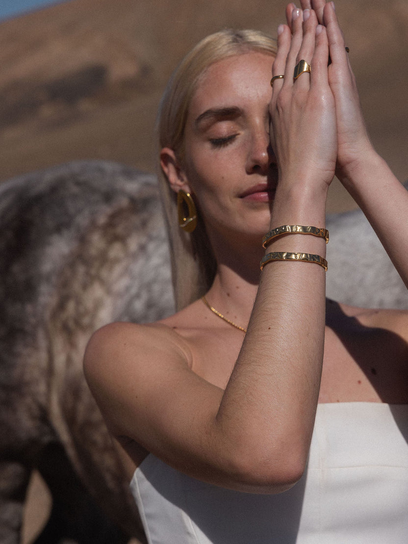 {"color":"Gold"}
