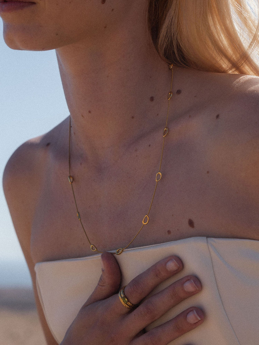 {"color":"Gold"}