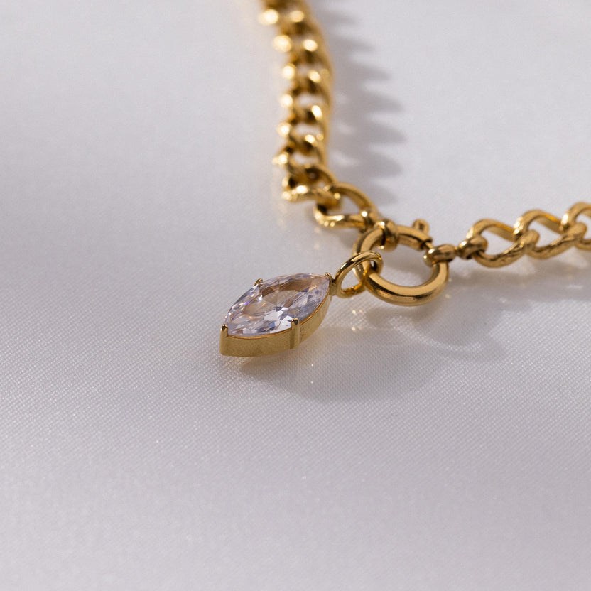 Goldene Kette mit tropfenförmigem Kristallanhänger von PURELEI, elegant und strahlend.
