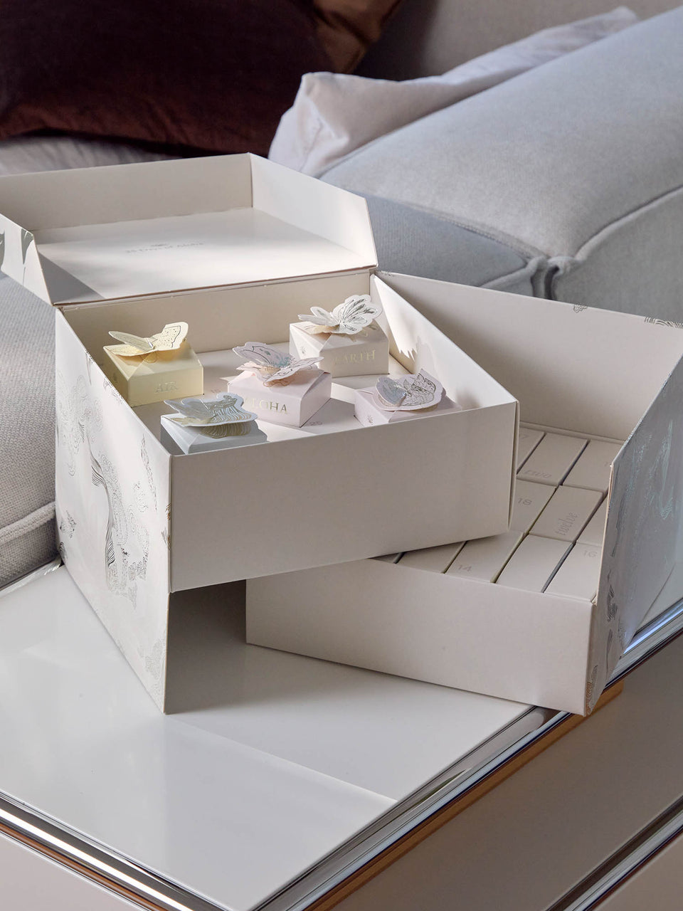 Elegante, weiße Geschenkbox von PURELEI mit zarten Blütenmotiven, stilvoll inszeniert.