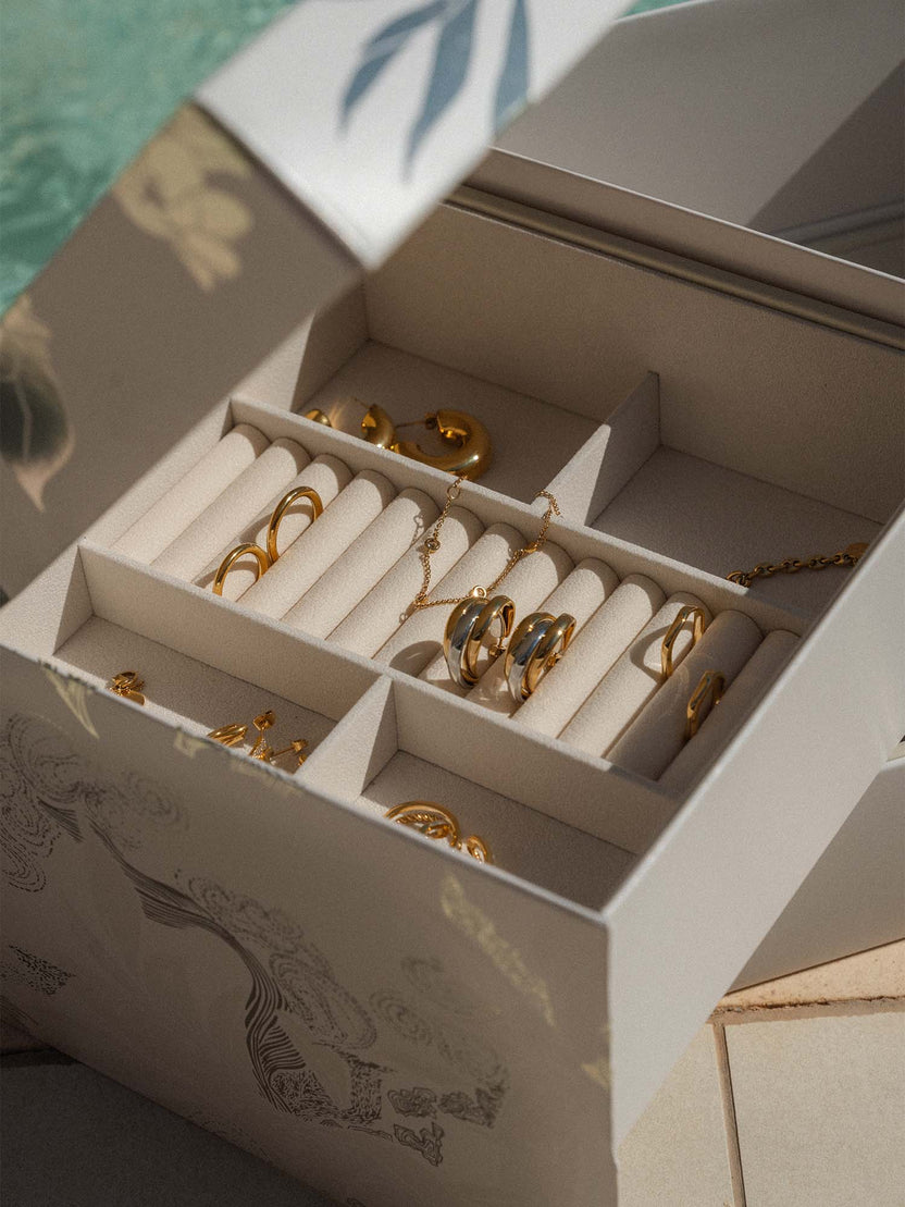 Schmuckorganizer Ringe aus Samt und Kunstleder in Greige, offen mit goldfarbenem Schmuck, PURELEI elegant und feminin.