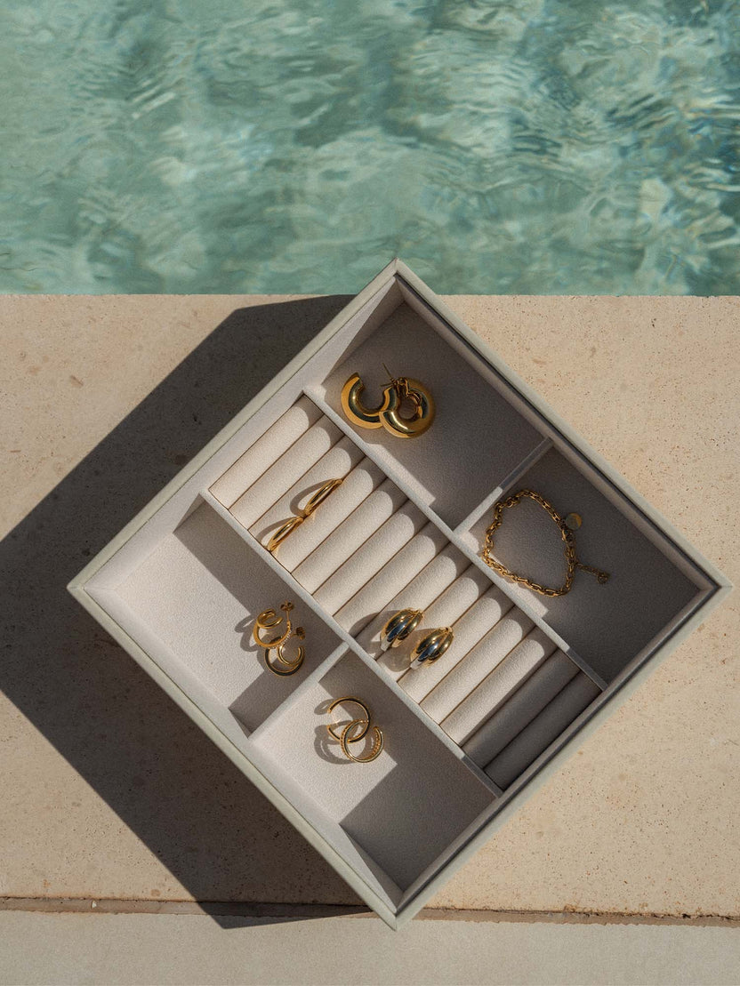 Schmuckorganizer Ringe aus greigem Kunstleder mit Samt, stilvoll und elegant am Poolrand von PURELEI.