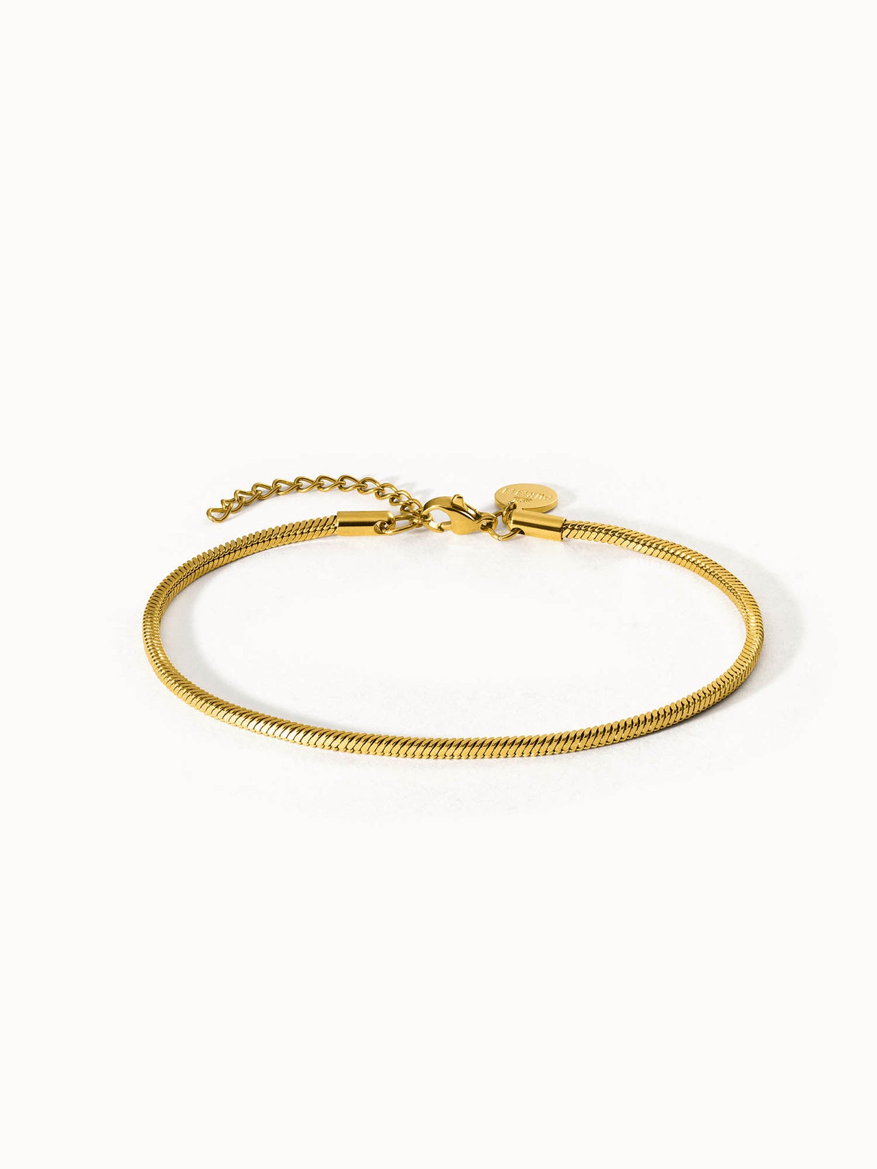 Goldenes Armband aus hochwertigem Material mit feiner Struktur von PURELEI.