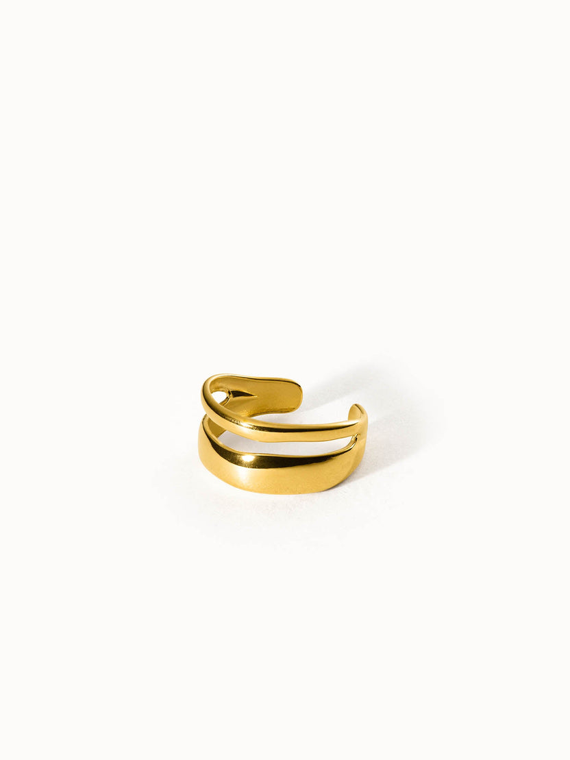 PURELEI Twin Tides Ring aus vergoldetem Edelstahl mit geschwungenen Bändern, elegant und feminin inszeniert.