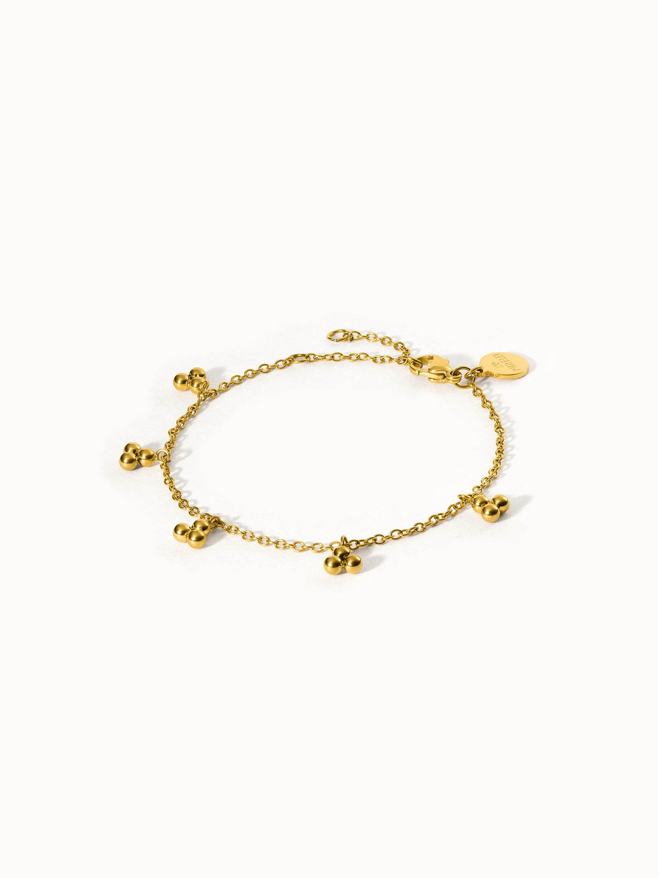 Goldenes Armband mit kugelförmigen Anhängern, elegant und verspielt, von PURELEI.