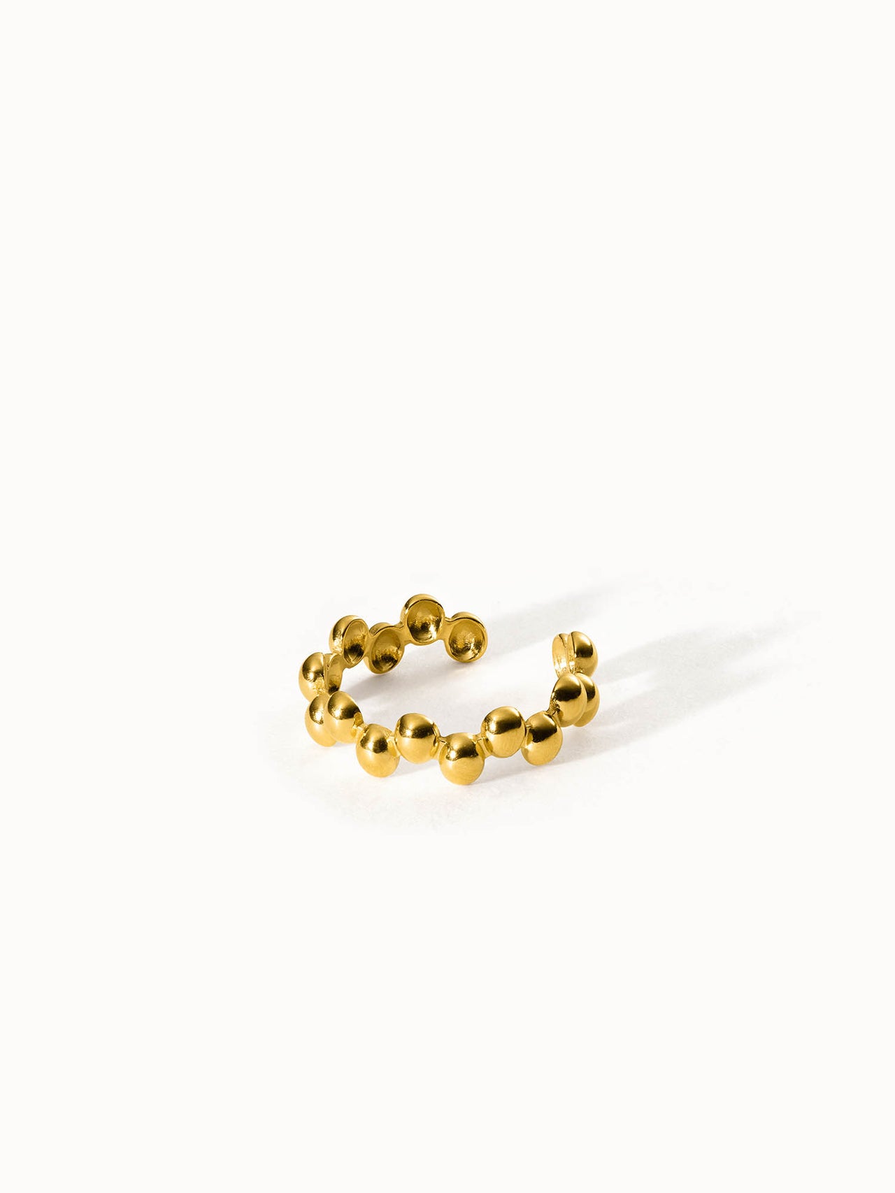 Goldener Ring mit Kugeldesign von PURELEI, elegant und modern.