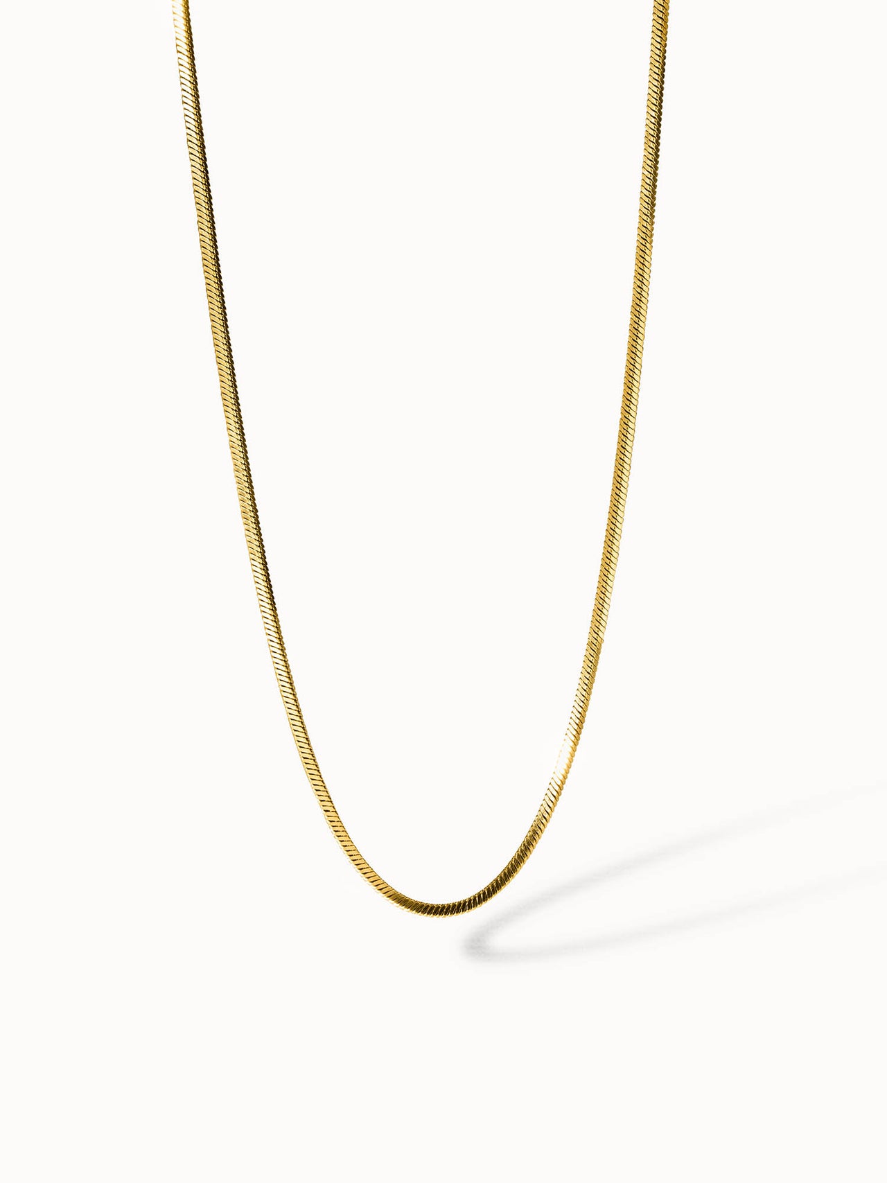 Goldene PURELEI Kette mit feiner Struktur, elegant und zeitlos, auf weißem Hintergrund.