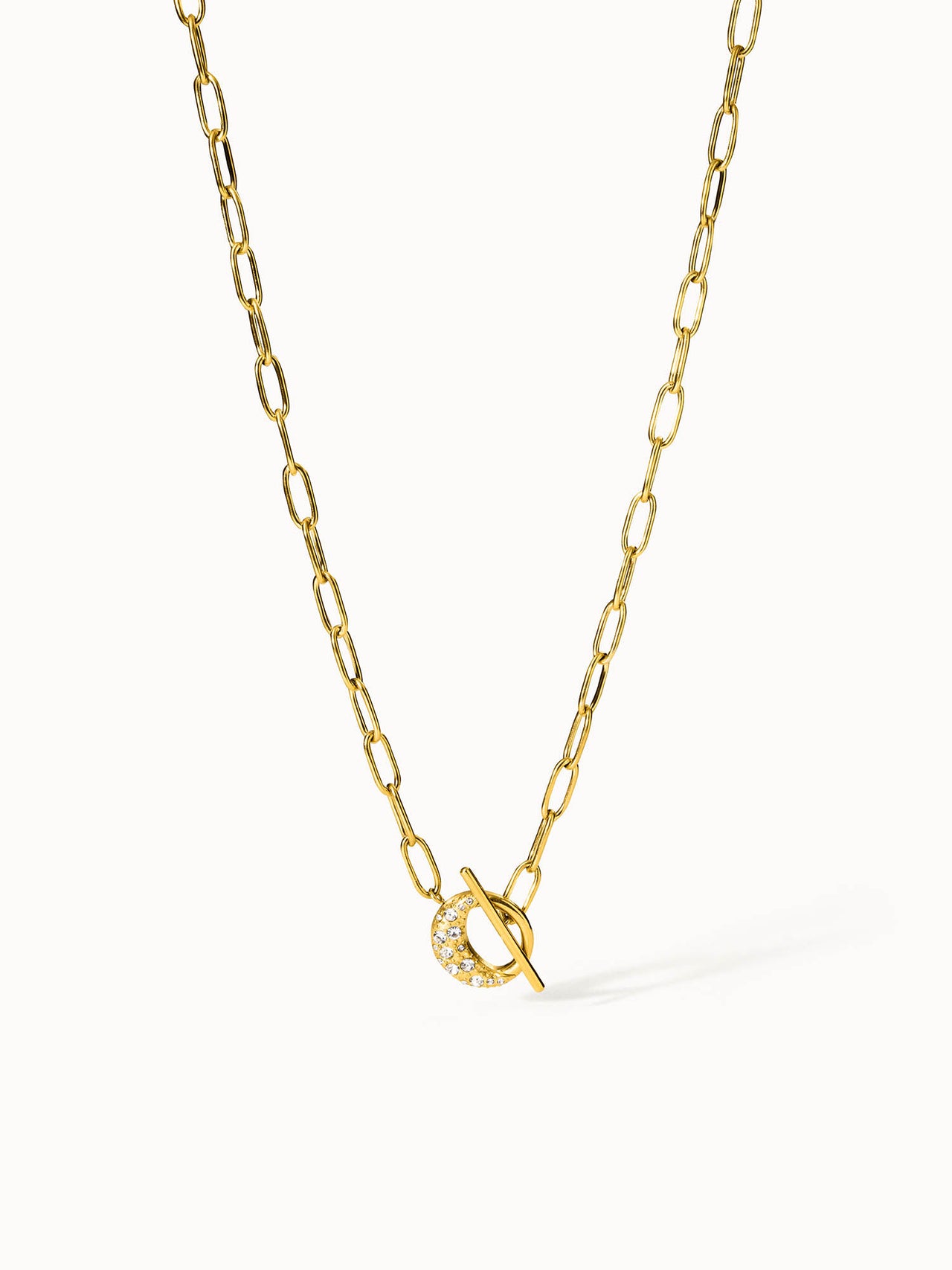 Goldene Kette mit funkelndem Anhänger von PURELEI, elegant und modern.