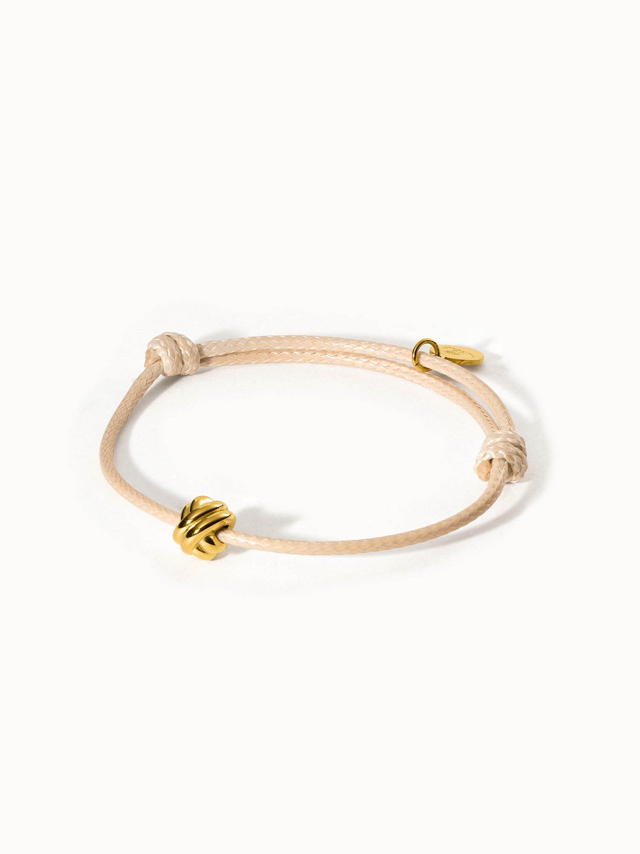 Beige geflochtenes Armband mit goldenem Knoten, PURELEI, elegant und leicht.