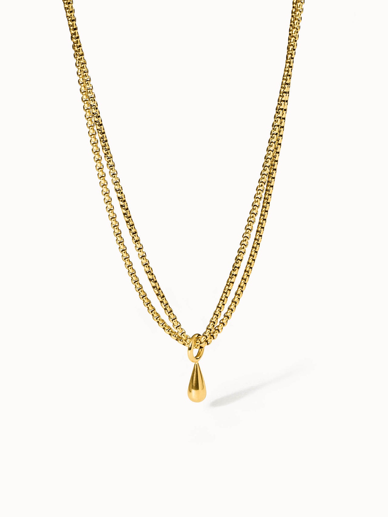 Zweireihige goldene Kette mit Tropfen-Anhänger von PURELEI, elegant und modern.