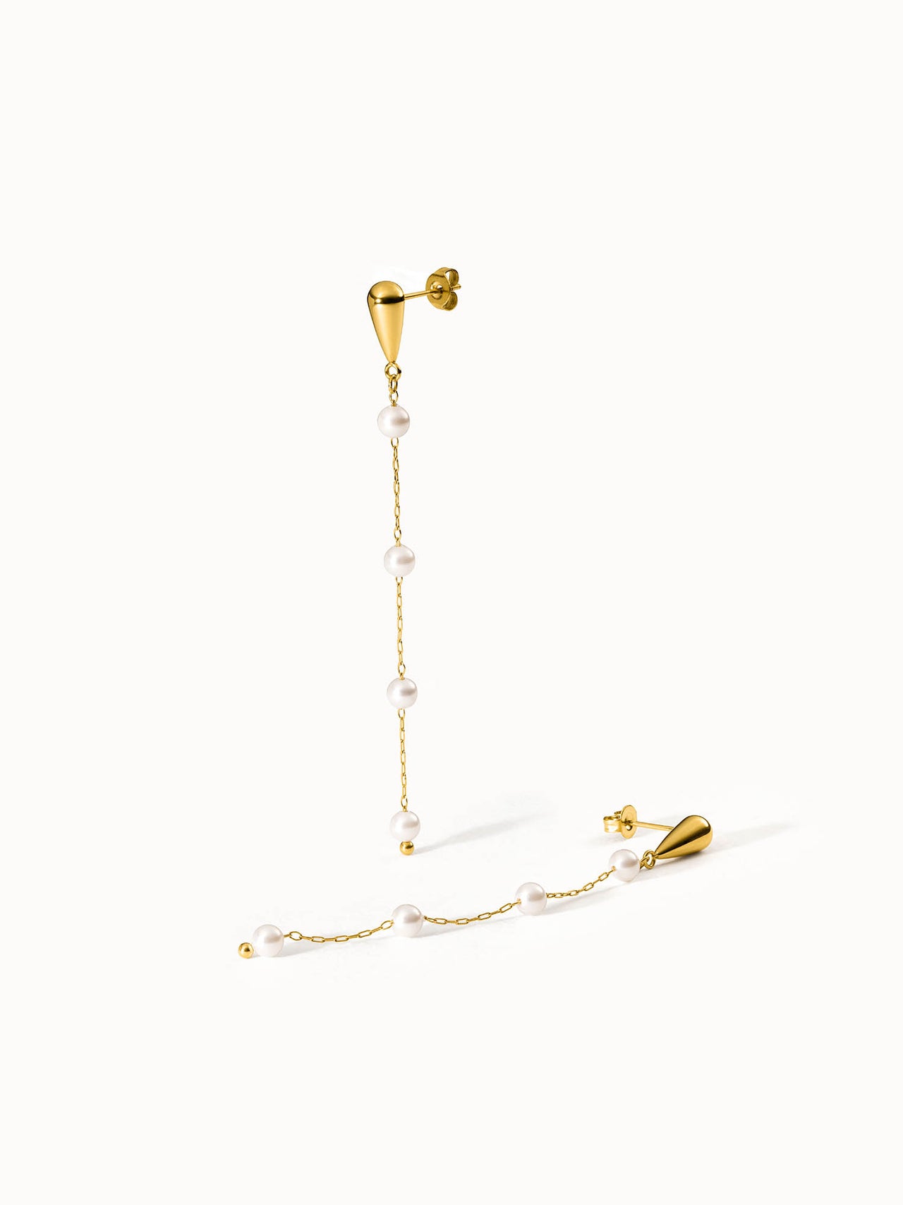 Goldene Ohrringe mit Perlen, elegant und feminin, von PURELEI.