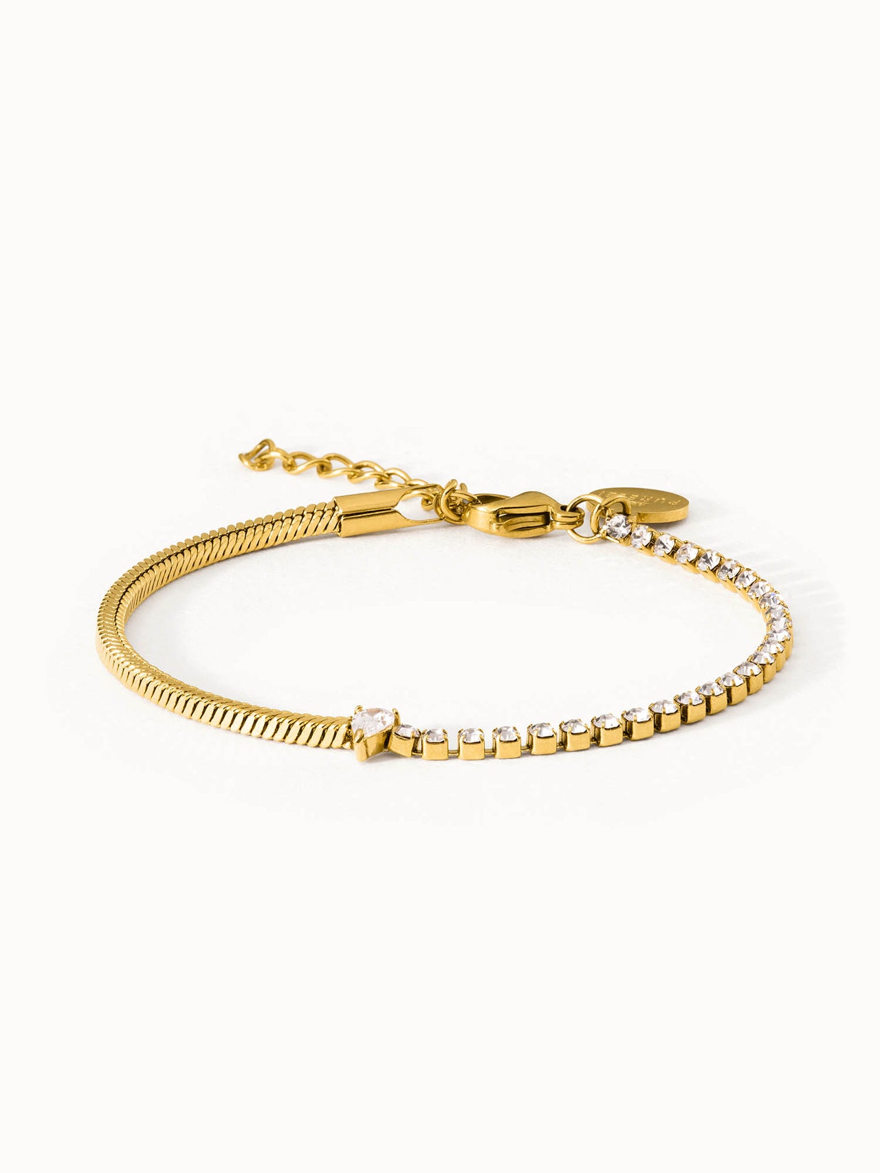 Elegantes goldenes Armband mit funkelnden Steinen, inspiriert von PURELEI.