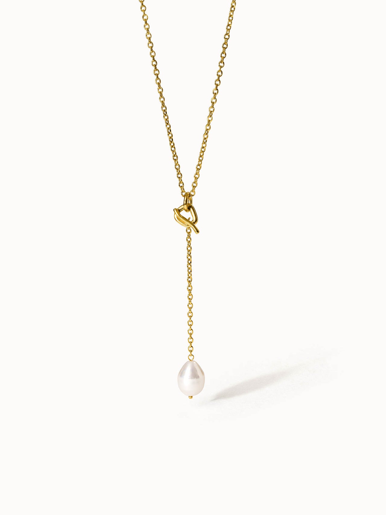 Goldene Kette mit tropfenförmigem Perlenanhänger, elegant und feminin – PURELEI.