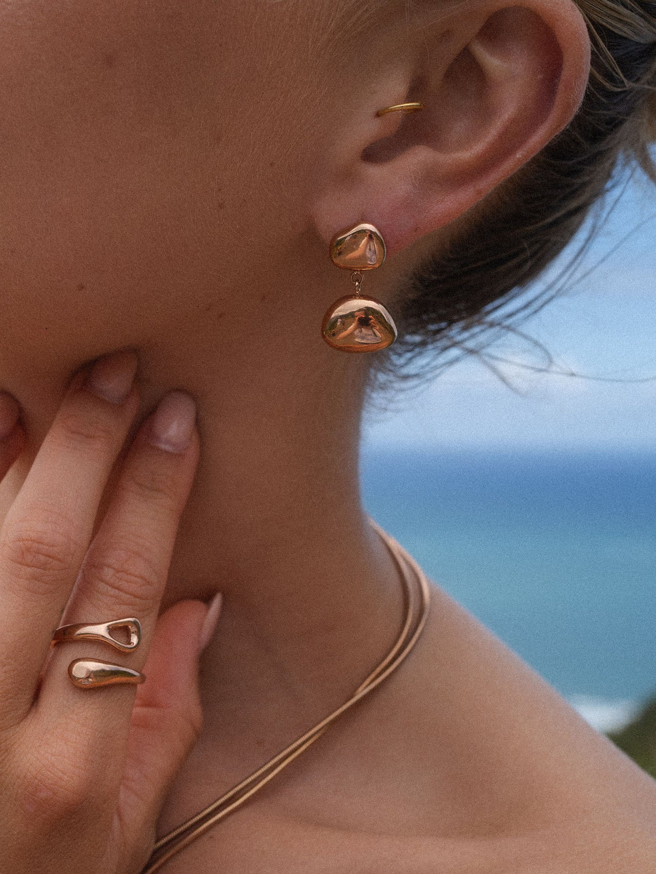 Roségoldene Ohrringe und Ring von PURELEI, organisches Design, elegant und feminin.