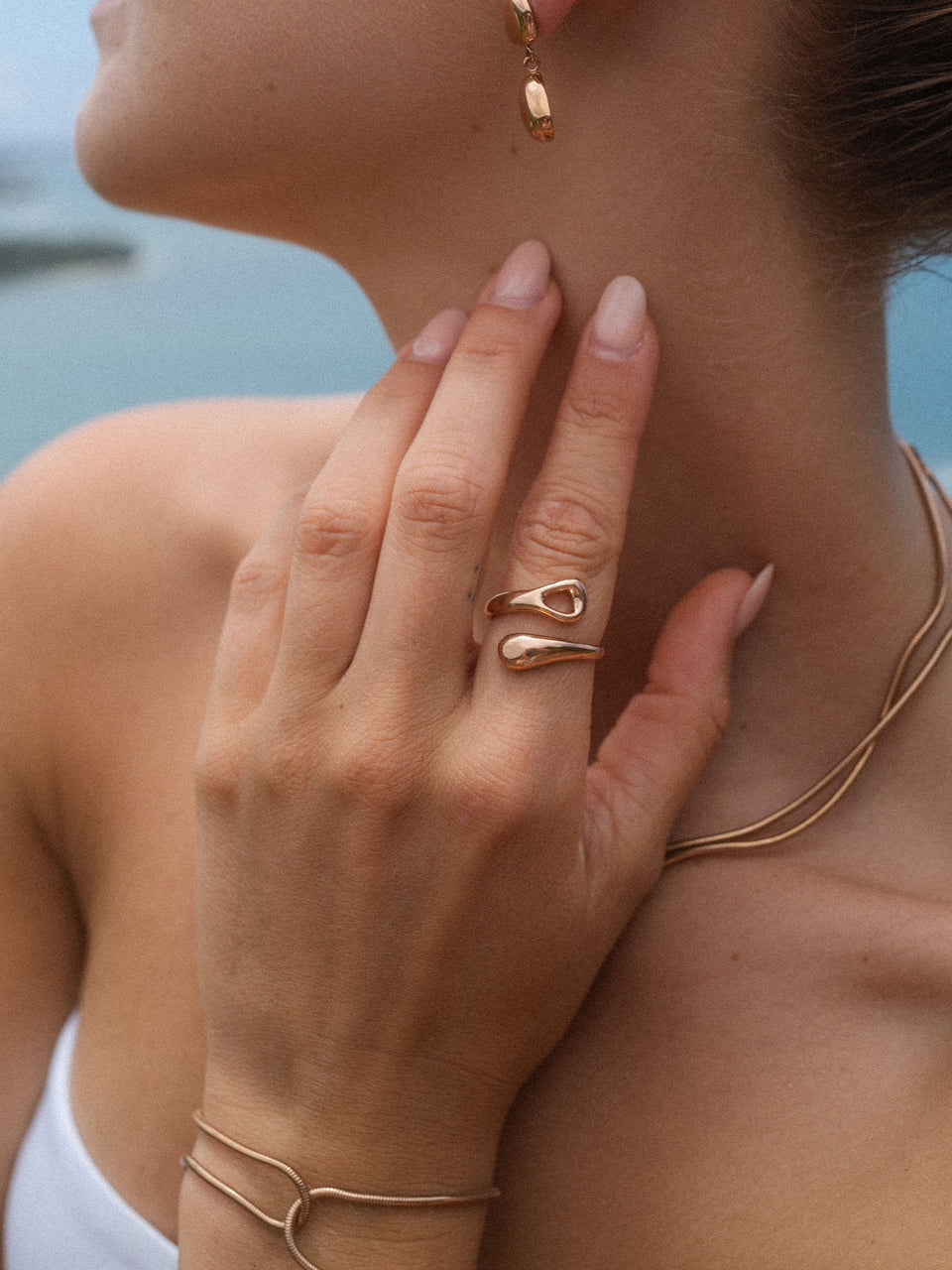 Roségoldenes Ring-Set und Armband von PURELEI, elegant und feminin, am Handgelenk getragen.