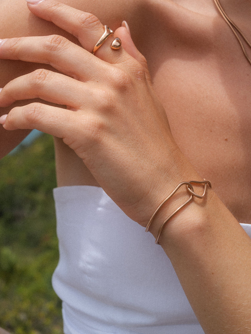 Roségoldenes Armband und Ring mit organischem Design, getragen auf zarter Haut, PURELEI.