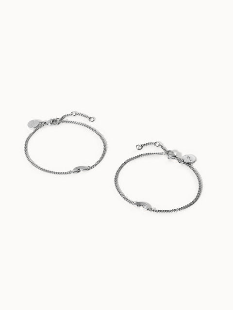 Silberne Armbänder mit feiner Kettenstruktur von PURELEI, elegant und modern.