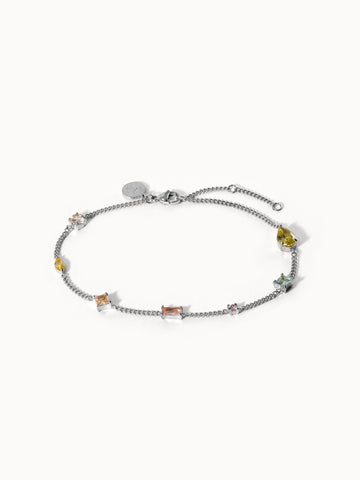 Silbernes Armband mit bunten Steinen, elegant und verspielt, von PURELEI.