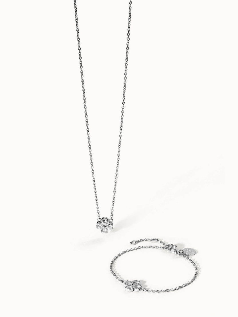 Silberne Kette und Armband mit blütenförmigem Anhänger von PURELEI, elegant und feminin.