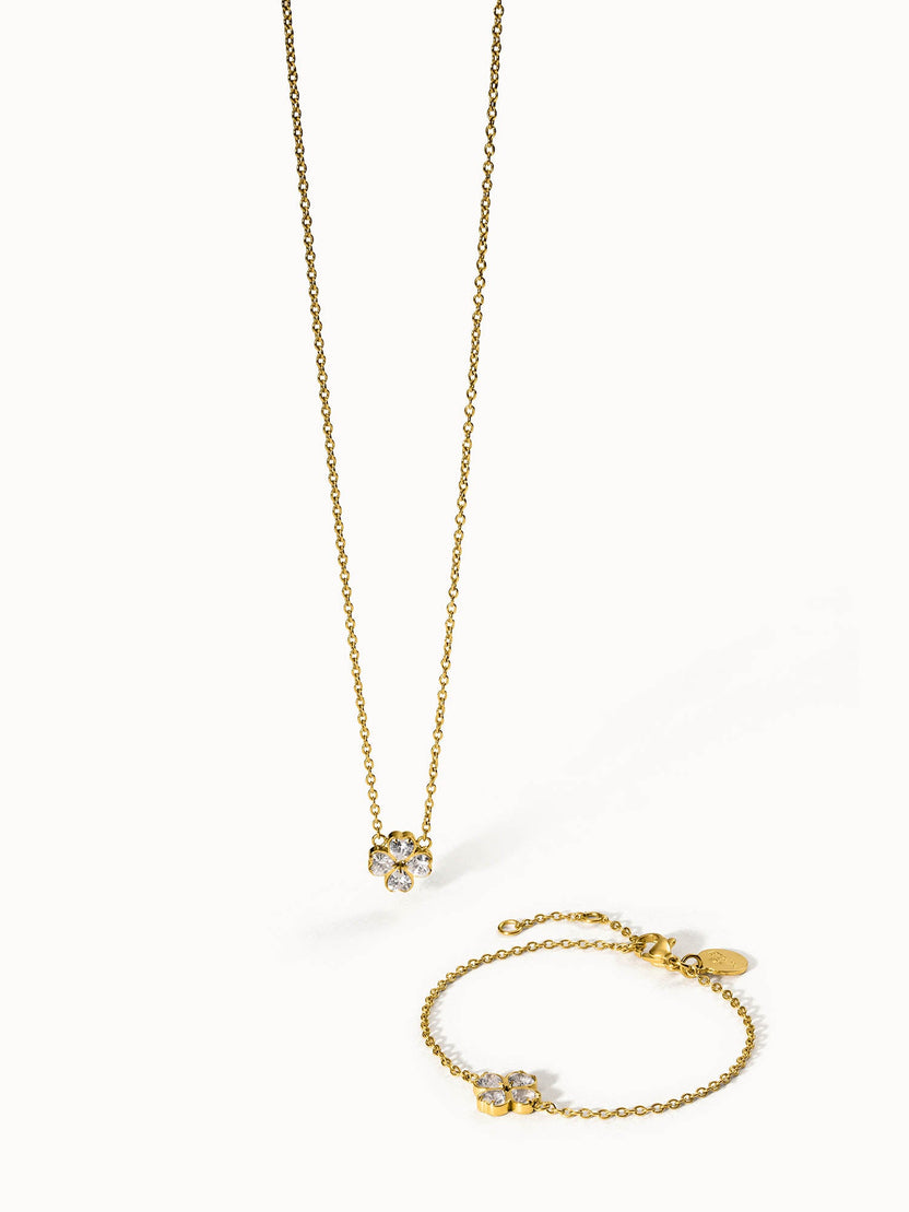 Goldene Kette und Armband mit blütenförmigem Kristallanhänger von PURELEI.