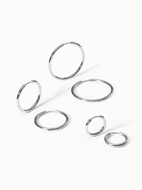 Silberne Creolen von PURELEI in verschiedenen Größen, modern und elegant.