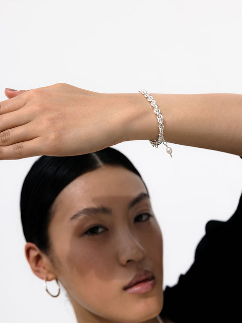 Dream Armband aus recyceltem Silber mit schimmernder Süßwasserperle am Handgelenk, PURELEI-Feinheit.