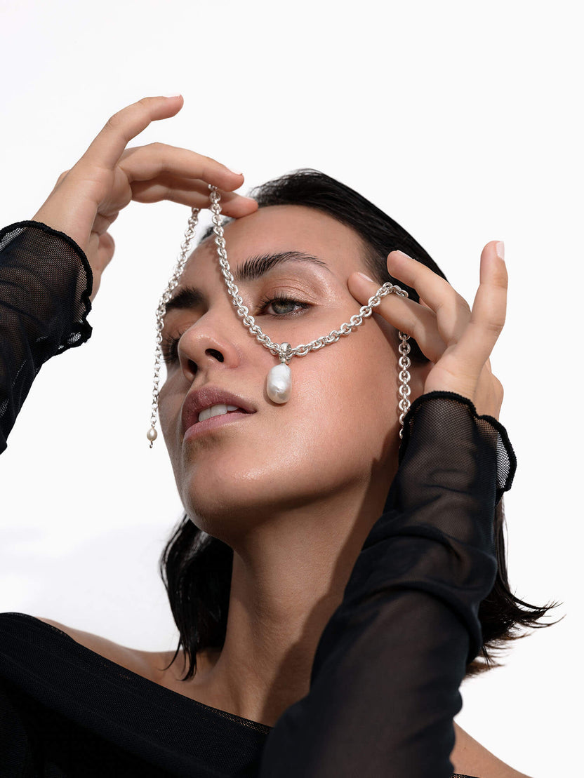 PURELEI Dream Kette aus recyceltem Silber mit schimmernder Süßwasserperle, elegant und feminin inszeniert.