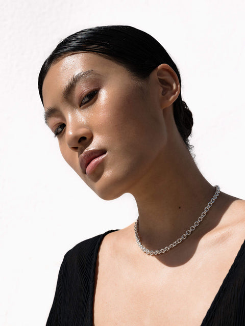 PURELEI Dream Kette aus recyceltem Silber mit zarter Süßwasserperle, pur und elegant im warmen Tageslicht.