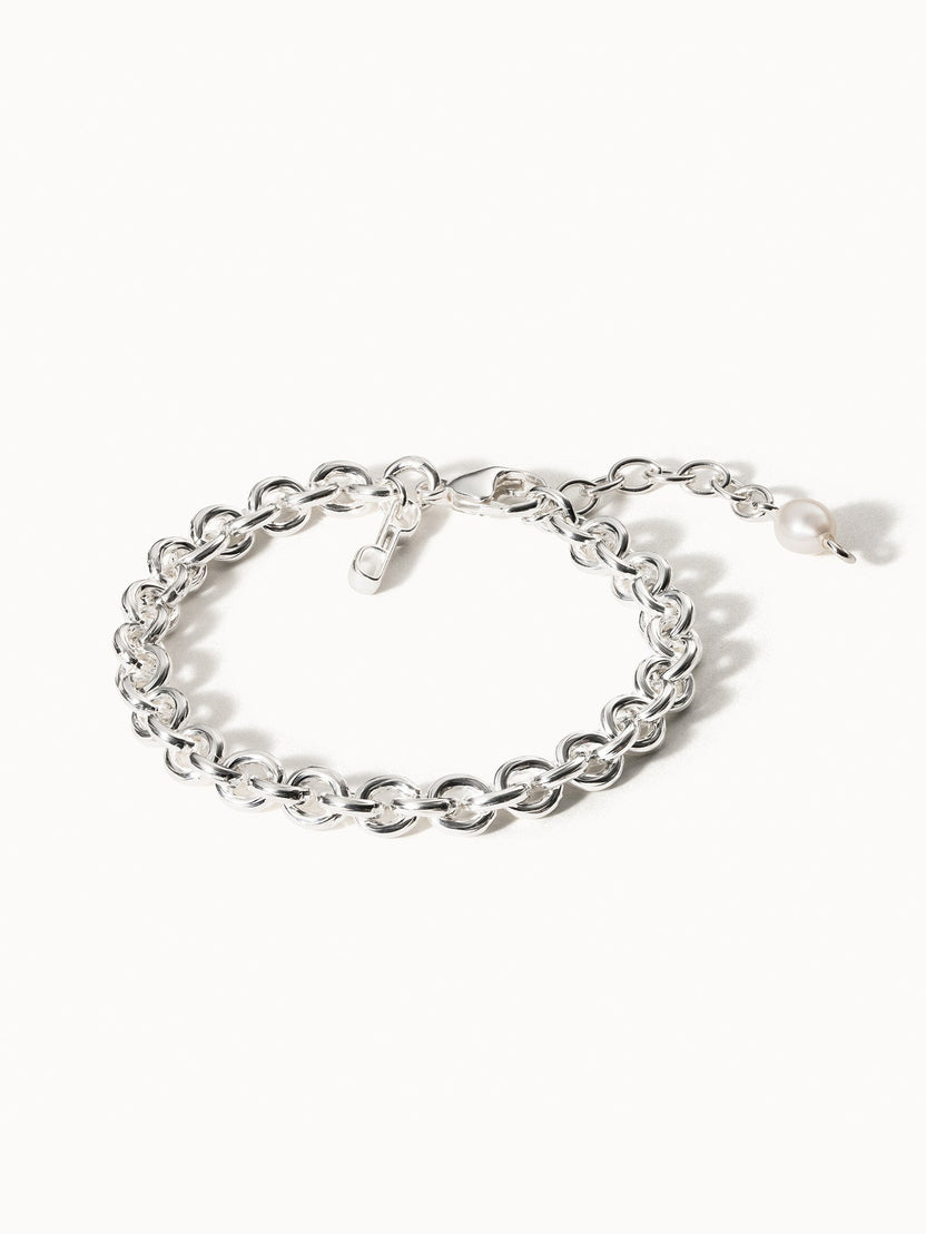 Silbernes Armband mit runden Gliedern und Perlenanhänger von PURELEI, elegant und modern.