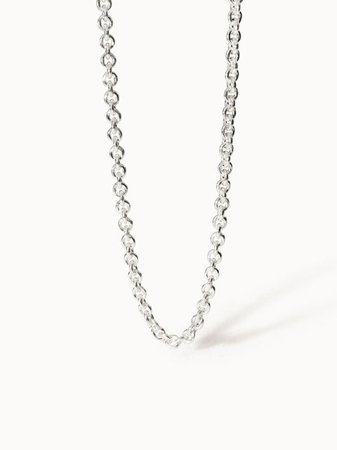 Silberne Kette mit glänzenden Gliedern, elegant und zeitlos, von PURELEI.