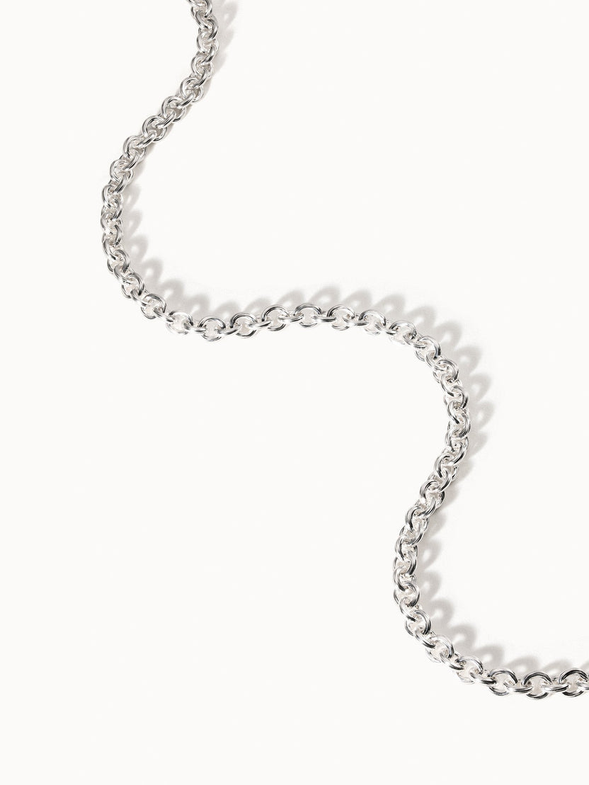 Dream Kette aus recyceltem Silber mit feinen Kettengliedern in minimalistischer Ästhetik von PURELEI.