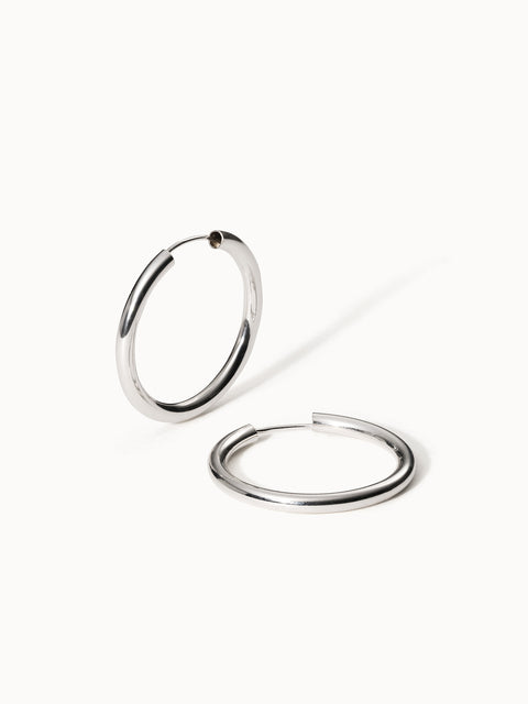 Nickelfreie, silberne Creolen von PURELEI mit elegantem, modernem Design.