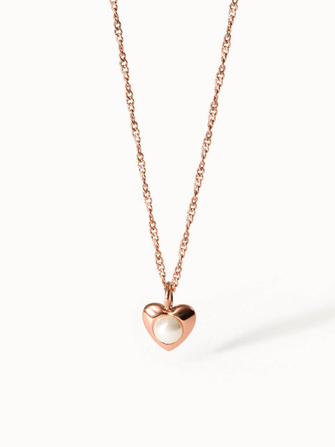 Roségoldene Kette mit Herz-Anhänger und Perle von PURELEI, elegant und feminin.