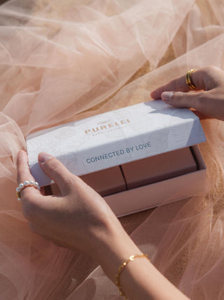 Geschenkbox S in Beige mit magnetischem Verschluss und zartem Pflanzenmuster, PURELEI eleganter Verpackungsmoment.