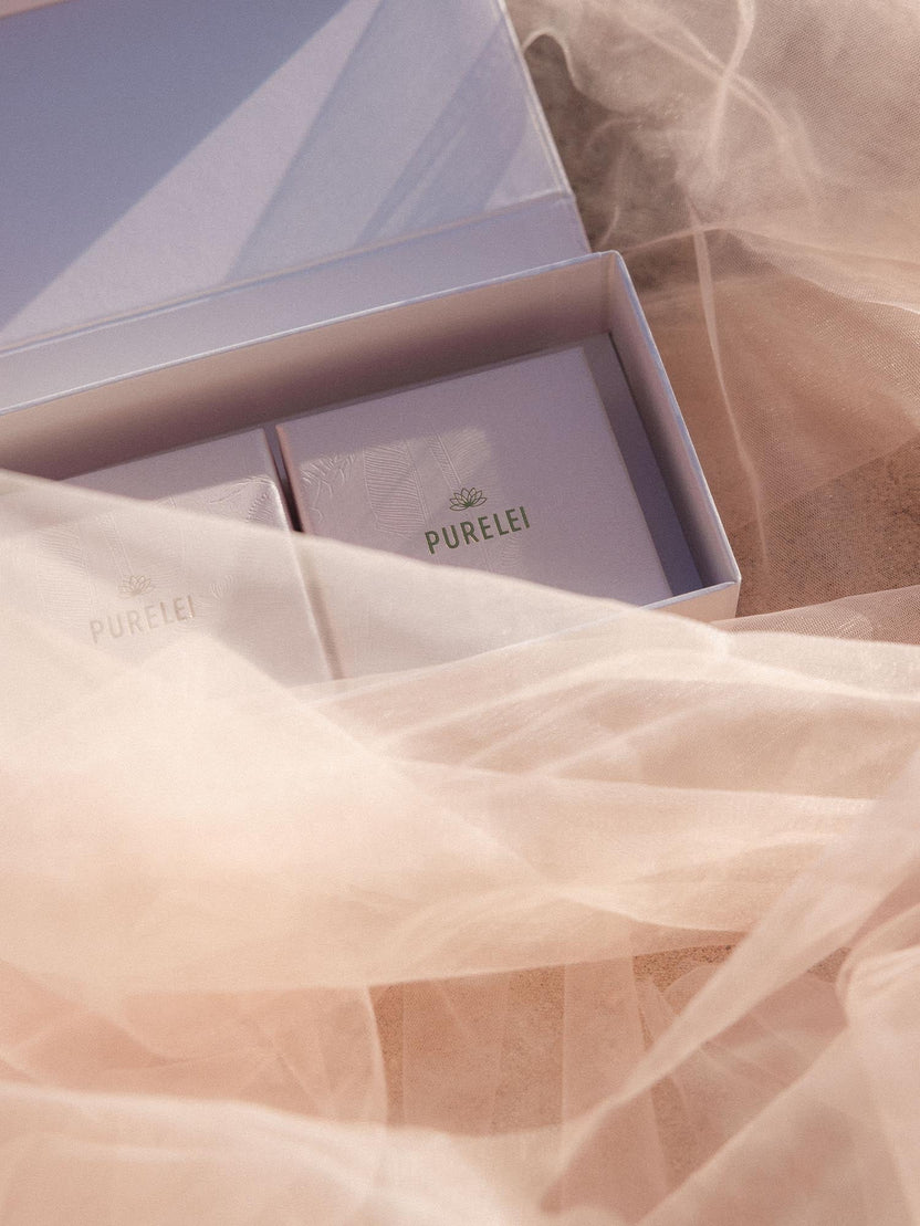 Geschenkbox S in Beige mit Magnetverschluss und zartem Pflanzenmuster, edel veredelt mit PURELEI Logo.