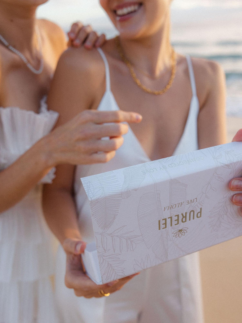 Geschenkbox S in Beige mit subtil floralem Muster und Magnetverschluss, PURELEI Geschenkverpackung für Schmuckboxen.