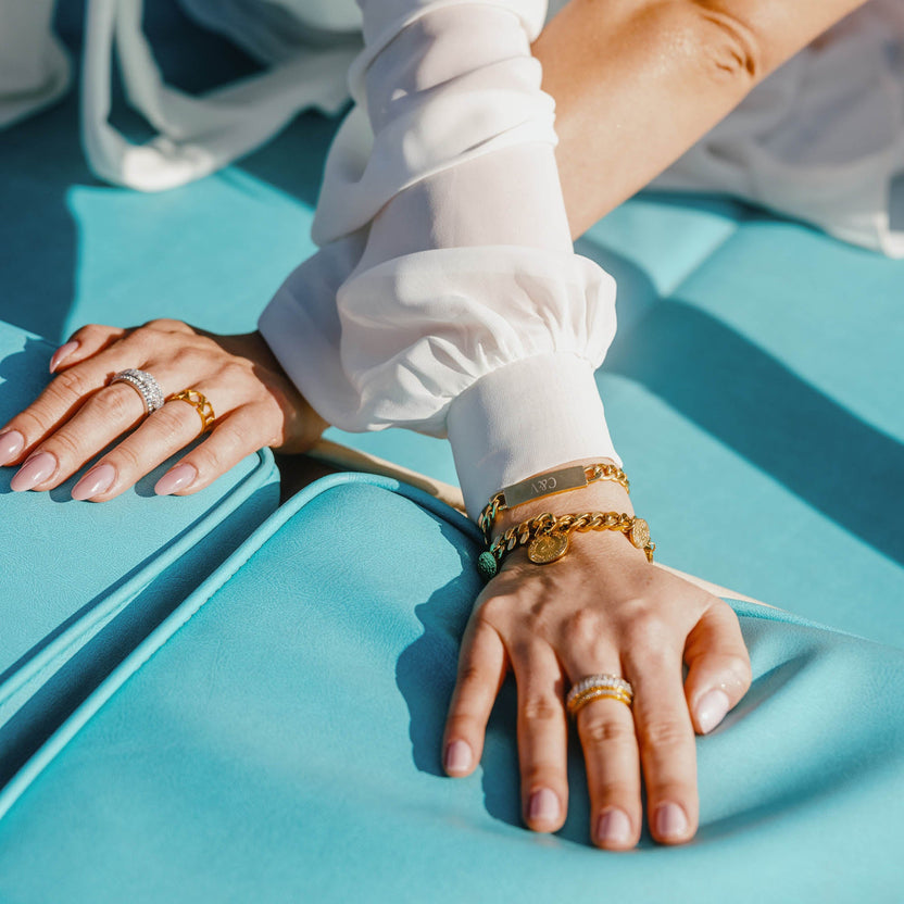 {"color":"Gold"}