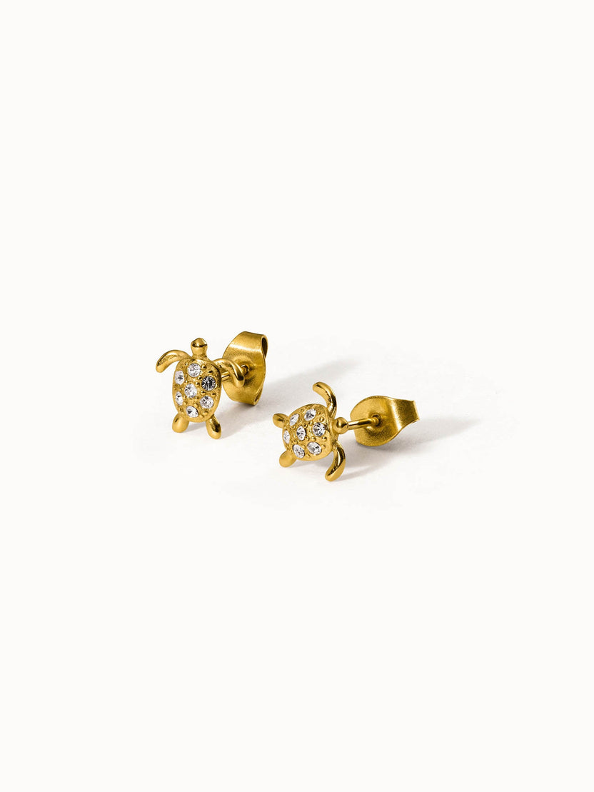 Goldene Ohrringe in Schildkrötenform mit funkelnden Steinen von PURELEI.