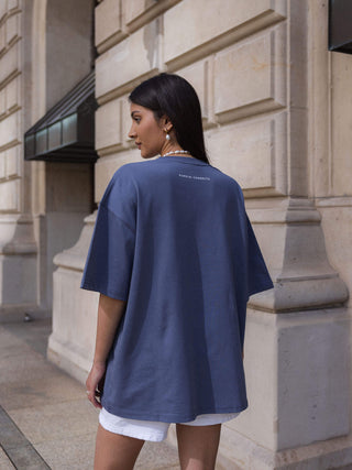 T-Shirt Pure Souls Dark Blue oversized aus 100% Baumwolle, edel und feminin im urbanen Kontext von PURELEI.