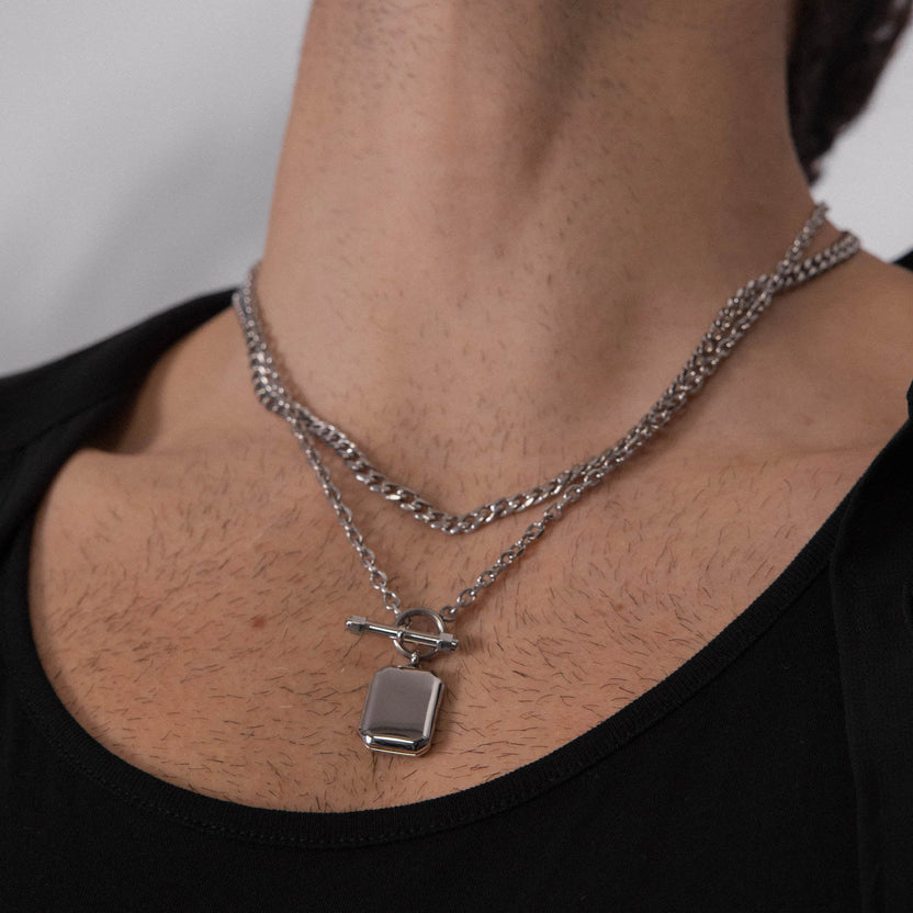 Silberne Kette mit Anhänger, getragen am Hals, elegant und modern – PURELEI.