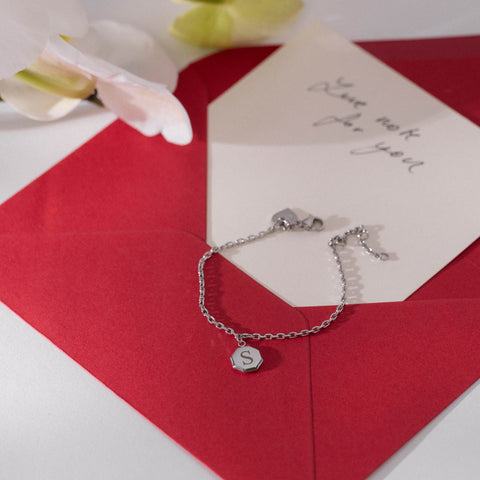 Gravur-Service Beloved Armband in Silber, fein gearbeitet auf rotem Briefumschlag, elegant und pur von PURELEI.