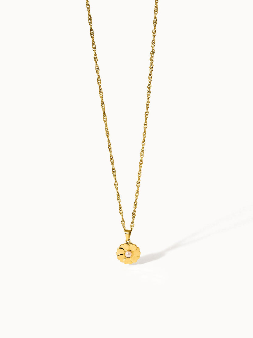 Birthday Blumen Kette von PURELEI in Gold mit gedrehtem Band und Perlen-Blumenanhänger, elegant und feminin.