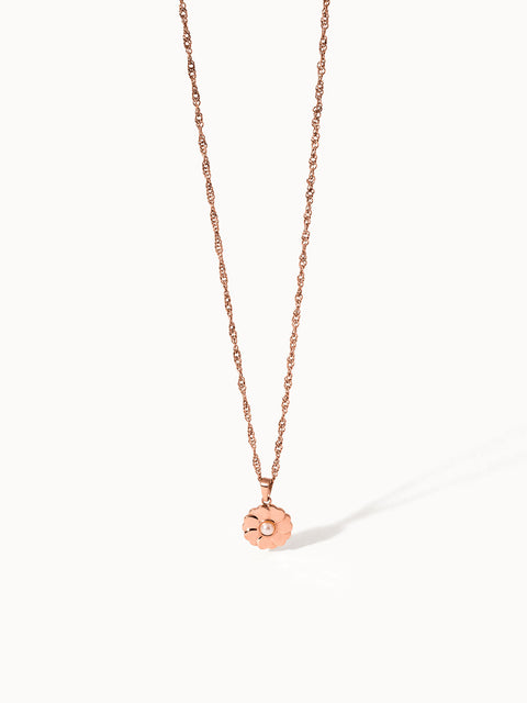 PURELEI Birthday Blumen Kette in Roségold mit Muschelperle als zarter Blumenanhänger minimalistisch inszeniert.