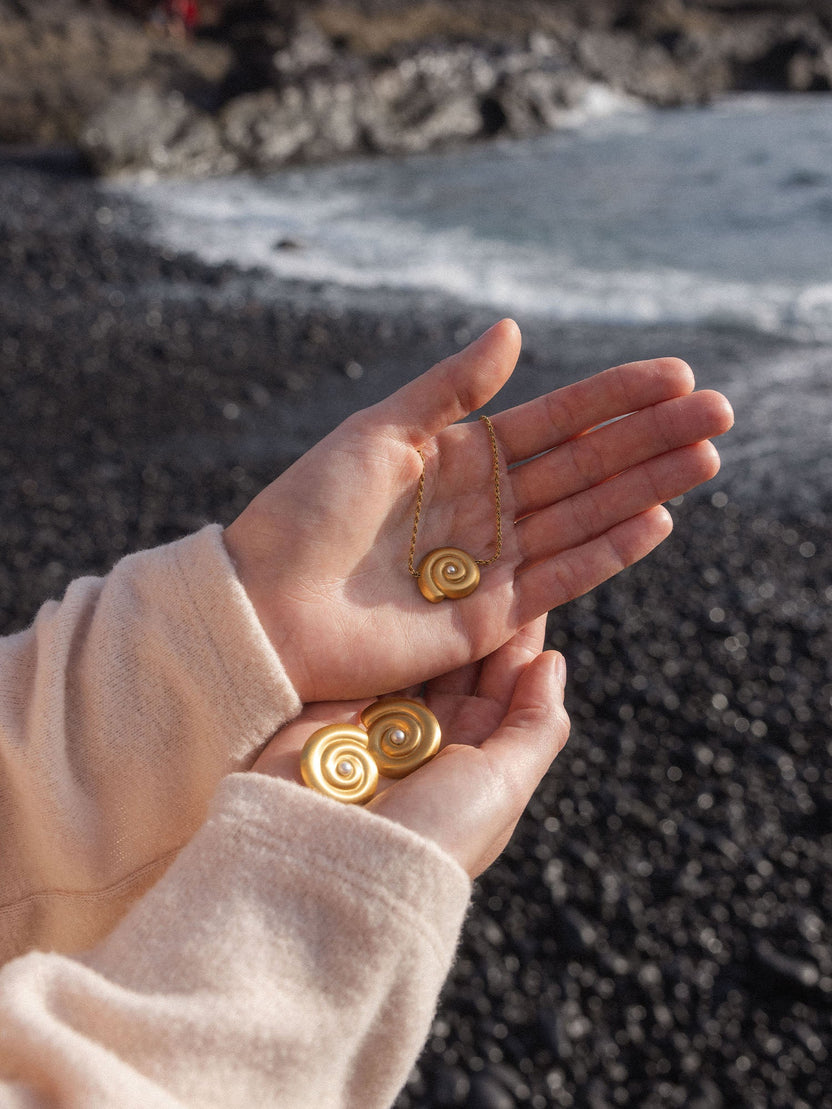 {"color":"Gold"}