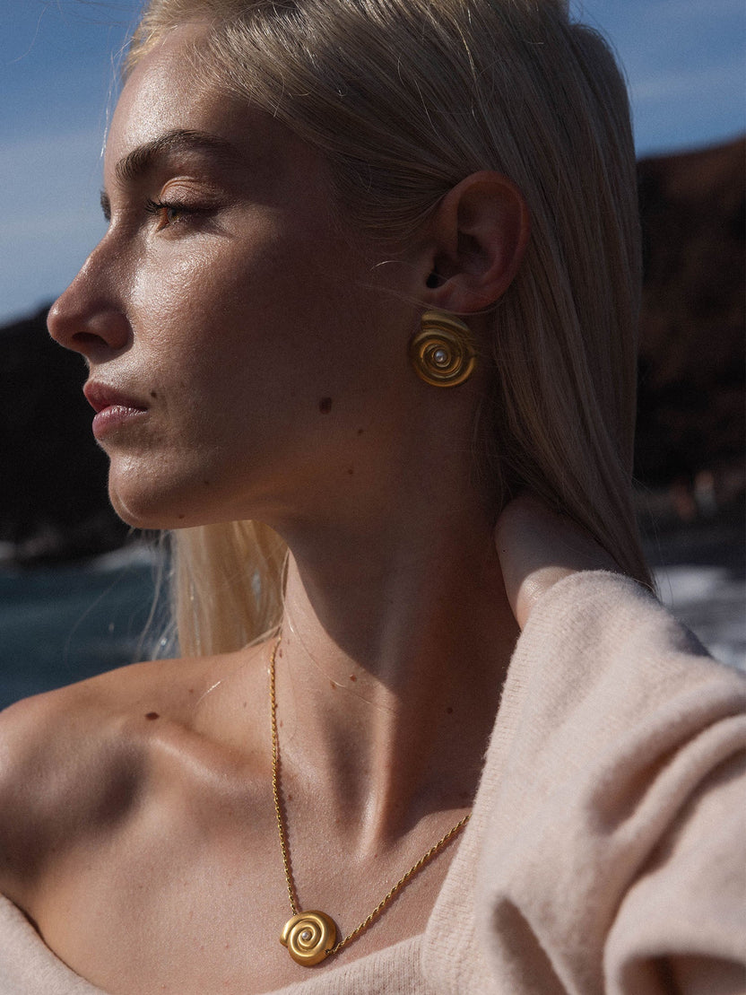 {"color":"Gold"}