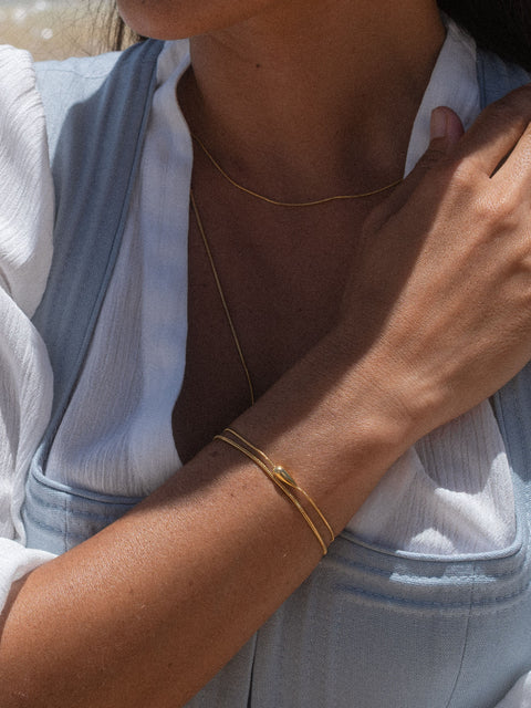 Zartes, roségoldenes Armband mit Perle, getragen in sonniger Atmosphäre – PURELEI.