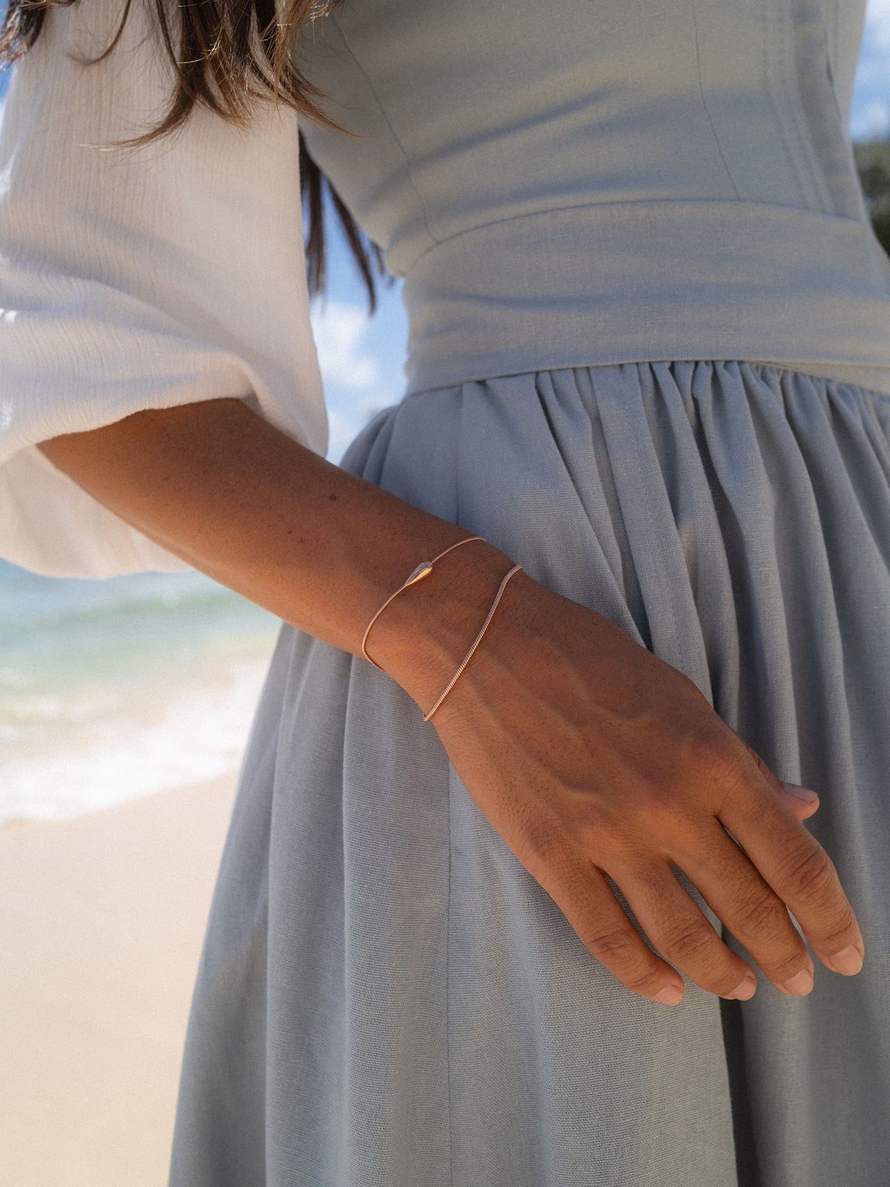 Silbernes Armband von PURELEI, elegant und schlicht, getragen am Handgelenk in sanfter Lichtstimmung.