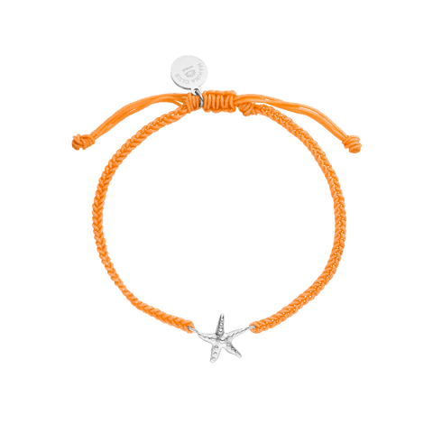Oranges Armband mit silbernem Seestern-Anhänger von PURELEI, inspiriert von maritimer Leichtigkeit.