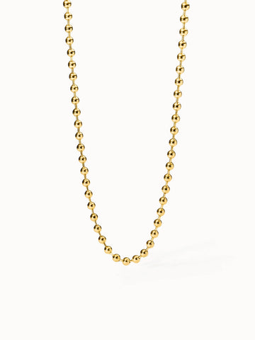 Goldene Perlenkette von PURELEI, elegant und zeitlos, strahlt Wärme und Stil aus.