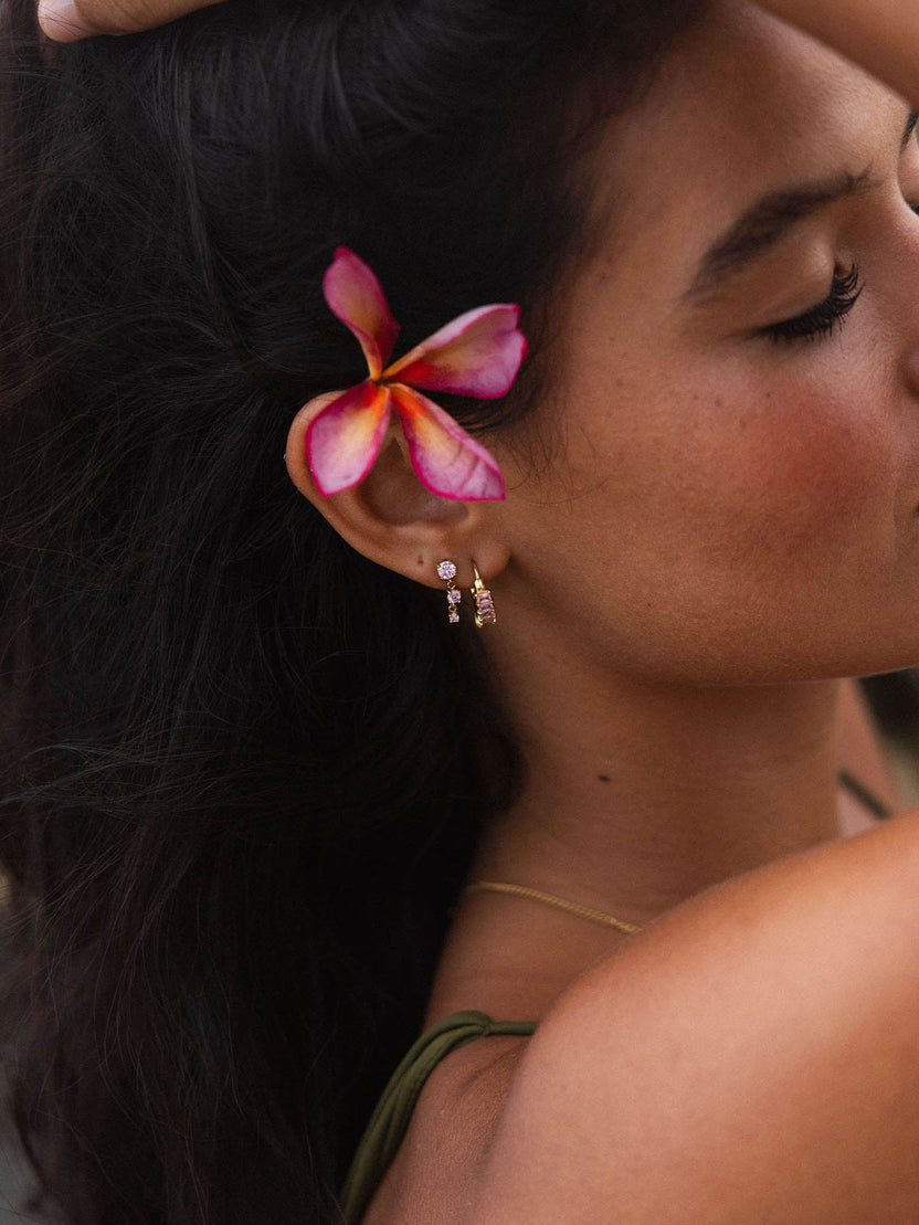Roségoldene Ohrringe mit zarten Details, getragen mit blühendem Haaraccessoire – PURELEI.